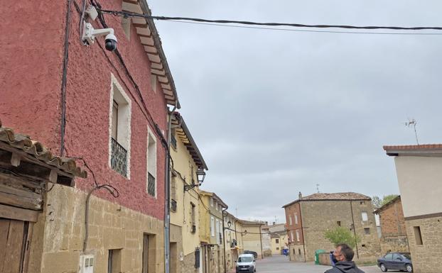 Una de las cámaras de vigilancia instaladas en Cihuri. / MARÍA CARO