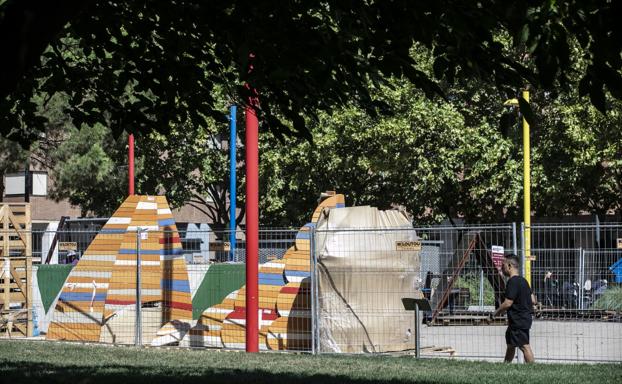 Labores en Primero de Mayo para desmontar los juegos infantiles y colocar los nuevos. / JUSTO RODRÍGUEZ