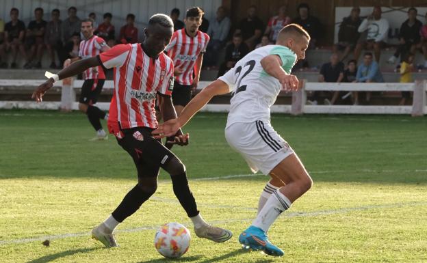 Regate.Zourdine encara a un defensor del Osasuna B en el último partido de pretemporada. / FERNANDO DÍAZ