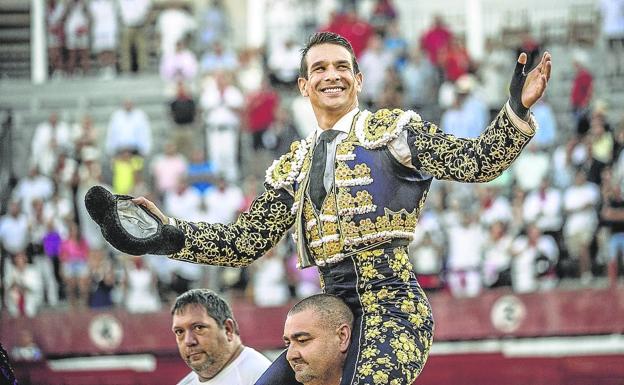 Manzanares fue el gran triunfador de la tarde y salió a hombros de la plaza calagurritana. /Justo Rodríguez