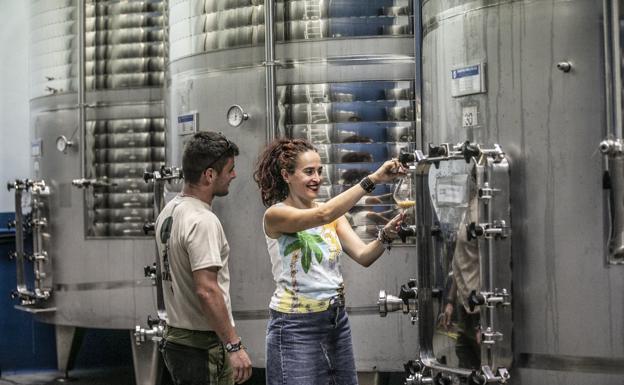 Pablo Ruiz y Beatriz Izquierdo, enóloga de Viñedos Ruiz Jiménez, en un depósito de mosto de tempranillo blanco. / JUSTO RODRÍGUEZ