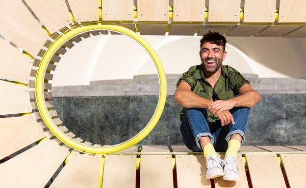 El arquitecto y director de Concéntrico, Javier Peña, sobre la instalación 'Cielo Oscuro' de Matali Crasset, ubicada en El Espolón. / SONIA TERCERO