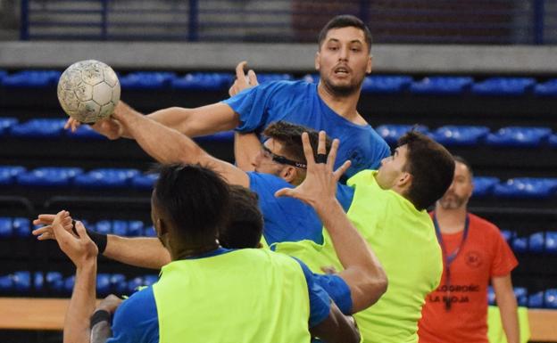 El Korchi juega el balón en un entrenamiento del Logroño. / M. HERREROS