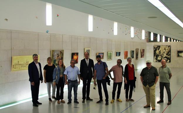 Miembros del equipo de Gobierno del Ayuntamiento de Alberite y artistas que exponen su obra posan en la inauguración. /Diego Marín A.