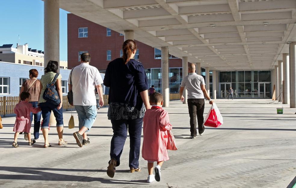 Varios padres llevan a sus hijos al colegio en el primer día de regreso a las aulas, en una imagen de archivo. / ALFREDO IGLESIAS