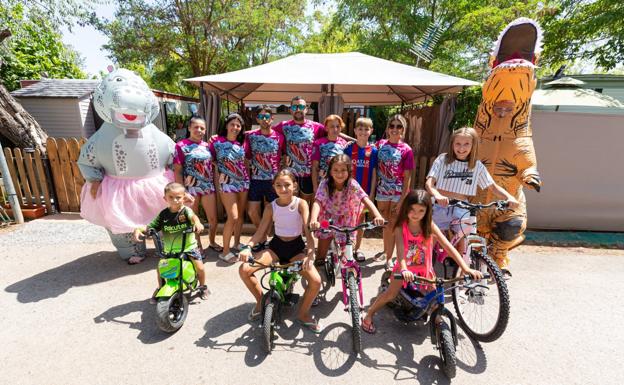 Una numerosa familia riojano-alavesa posa durante sus vacaciones en el camping de Fuenmayor durante el presente verano de 2022. / SONIA TERCERO