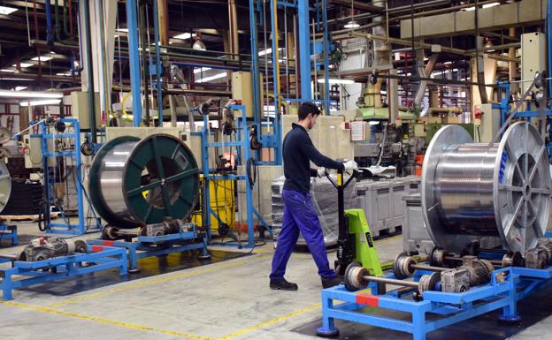 Standard Profil. La planta de La Portalada, con 700 empleos, se dedica a la extrusión de caucho. / MIGUEL HERREROS