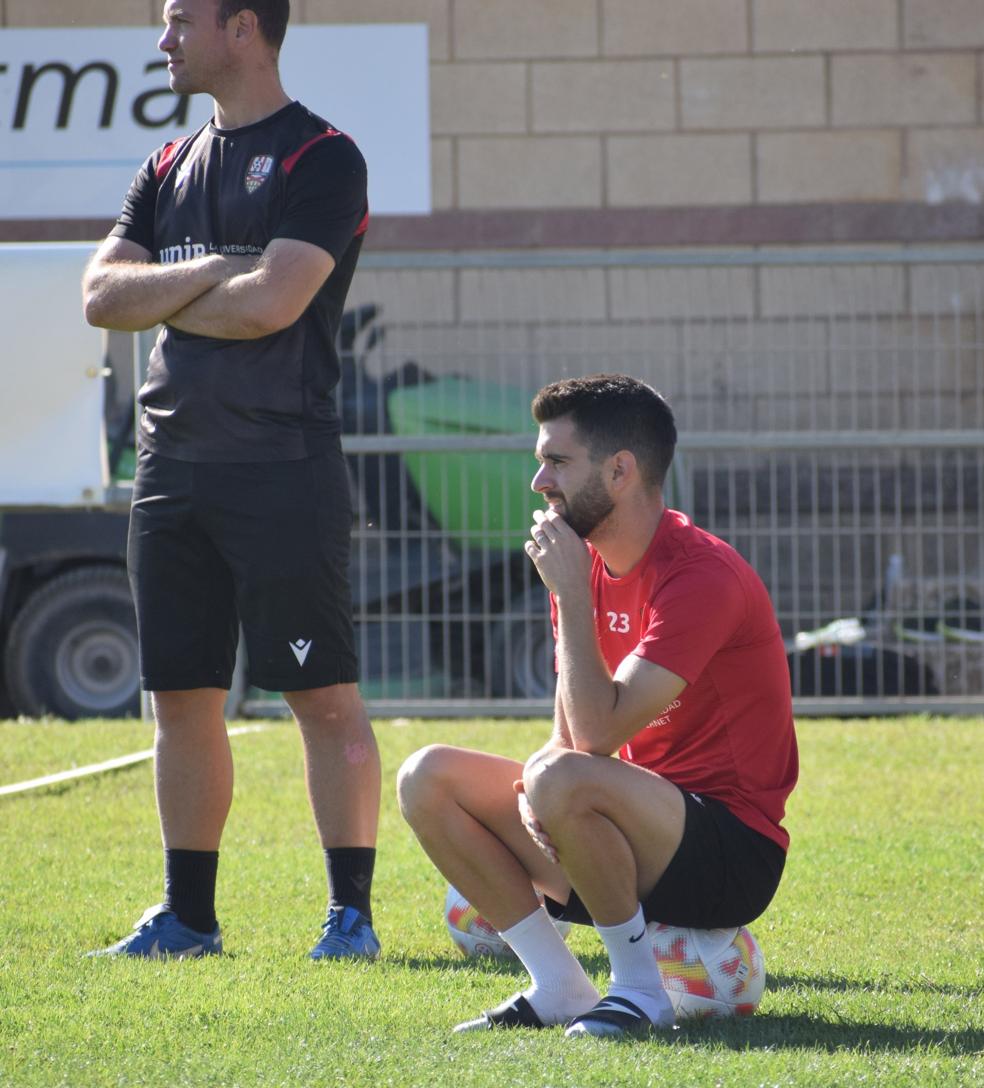 Boniquet sigue el entrenamiento de sus compañeros, ayer en Agoncillo. / MIGUEL HERREROS