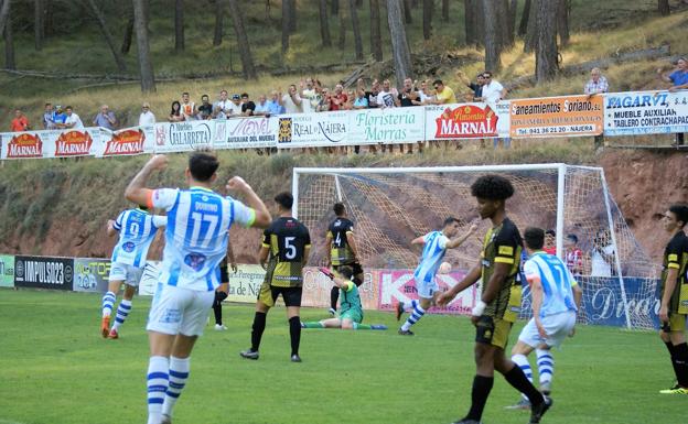 Miguel marca el primero de sus dos tantos, el que abrió el luminoso en La Salera. /Félix Domínguez