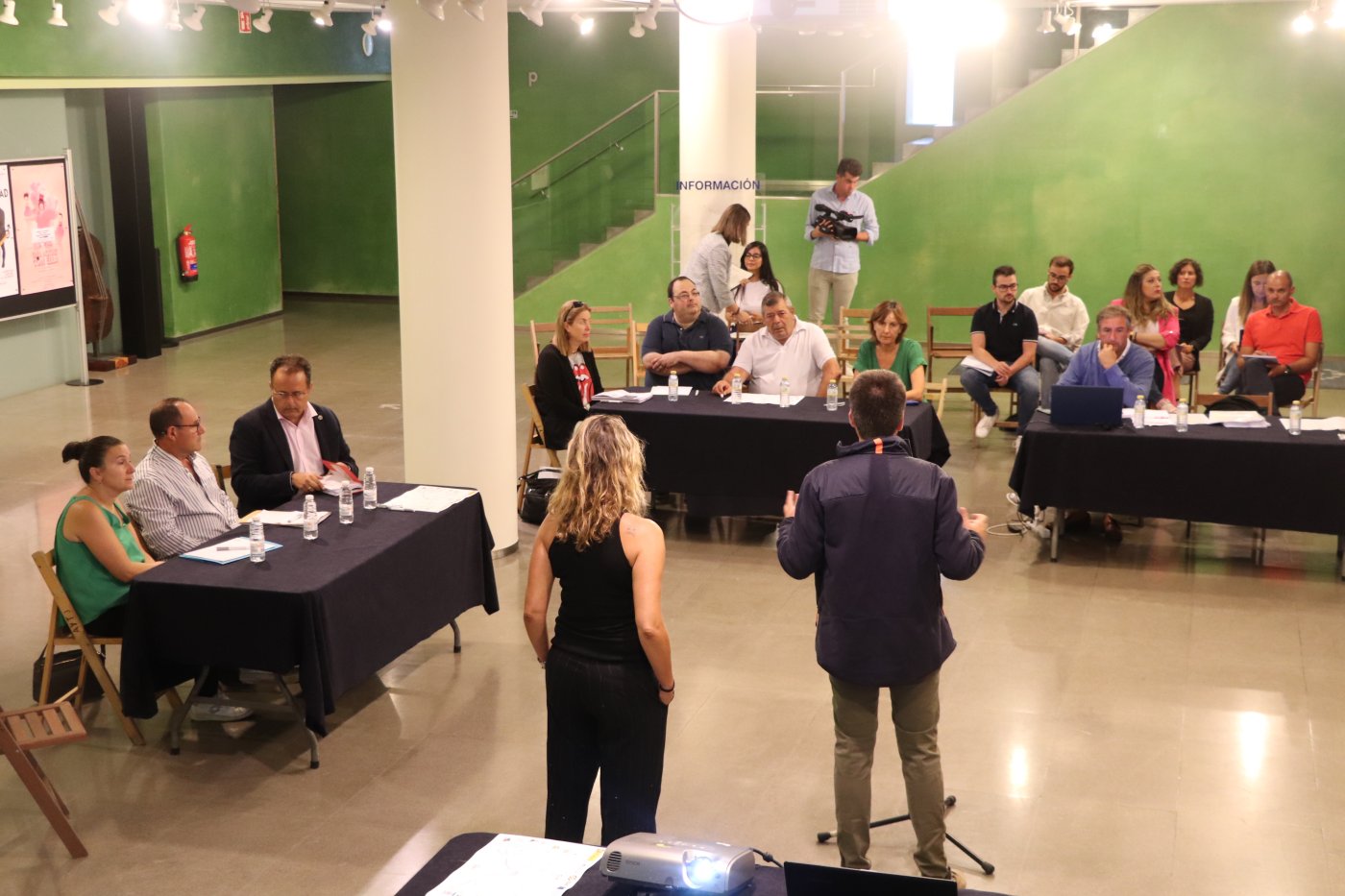 El alcalde arnedano y la directora de Fondos Europeos dieron la bienvenida a los participantes. / E. P.
