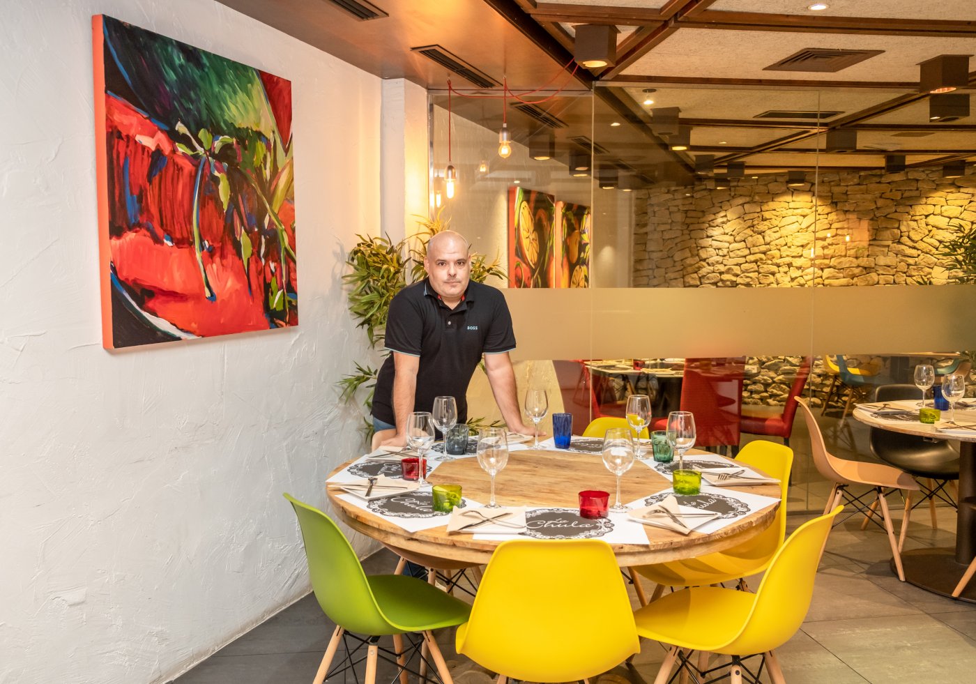Javier Sáenz, en el salón comedor de La Chula. / FERNANDO DÍAZ