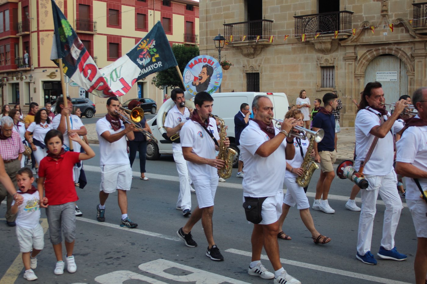 La charanga Makoki animando la tradicional vuelta a Fuenmayor en el inicio de las fiestas de la Cruz. / D.M.A.