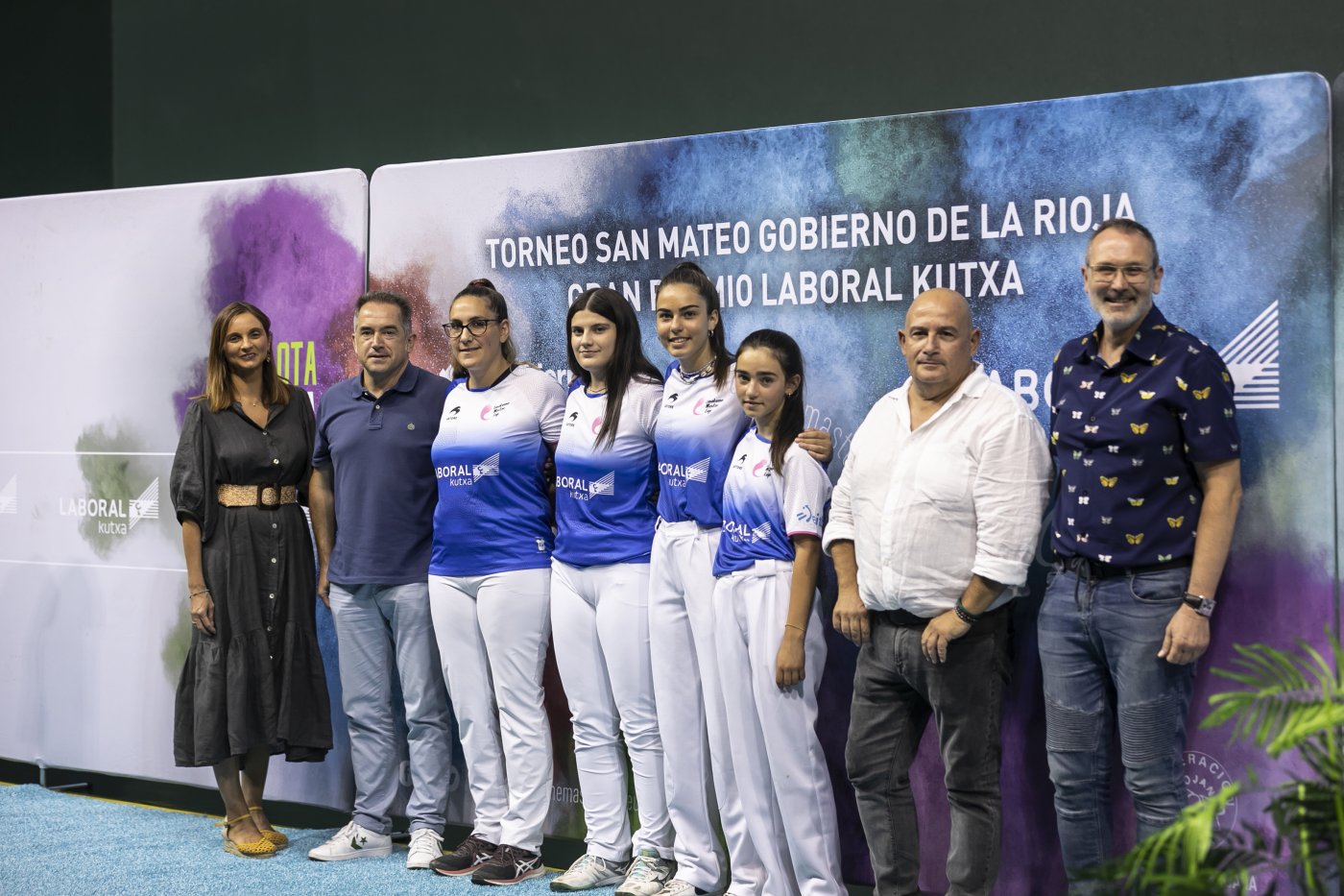 Los organizadores y las pelotaris posan con el cartel de la segunda feria femenina matea. /Justo Rodríguez