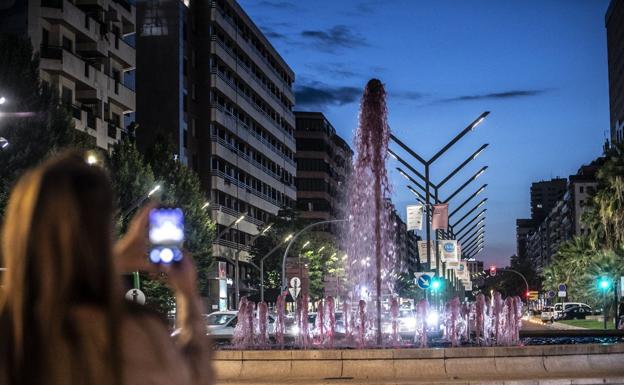 La fuente del vino toma todo el protagonismo en el cruce de Gran Vía, Vara de Rey y Avda. Solidaridad. :: /Justo Rodríguez