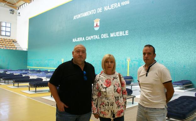 Sáenz, Mínguez y Olarte, en el albergue de temporeros instalado en el frontón municipal de Nájera. / F. D.