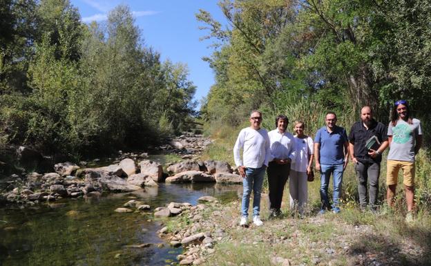 Responsables de la Sociedad de Pescadores, el director de Sostenibilidad y la edil de Medio Ambiente visitaron ayer uno de los diques a restaurar. / E. P.