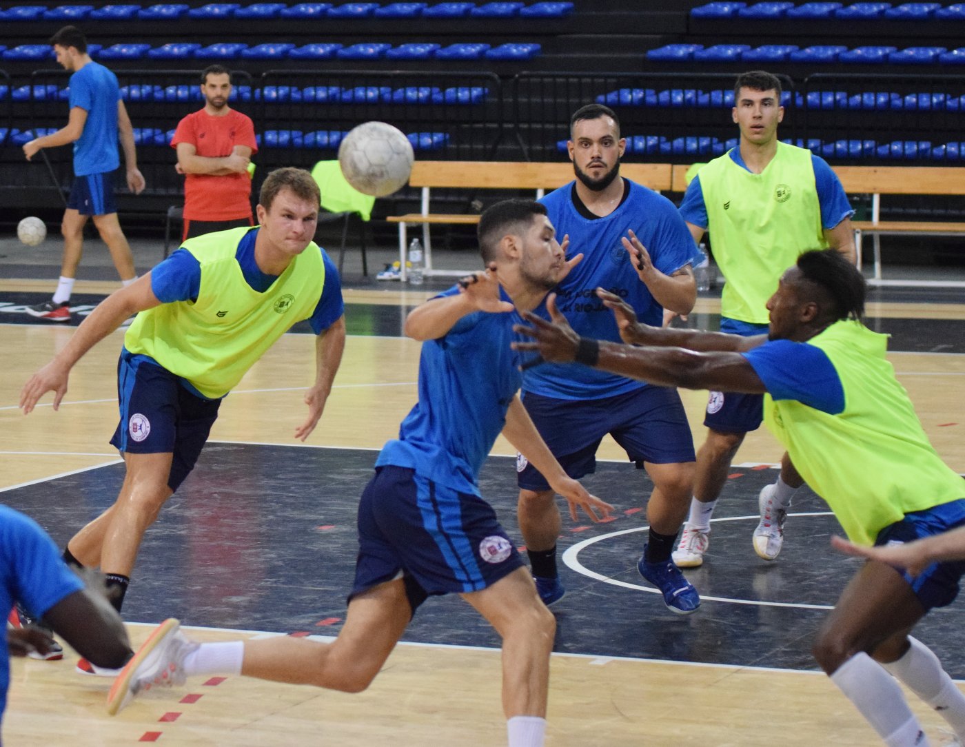 Ismael El Korchi pasa el balón antes de chocarse con Keita. / M. HERREROS