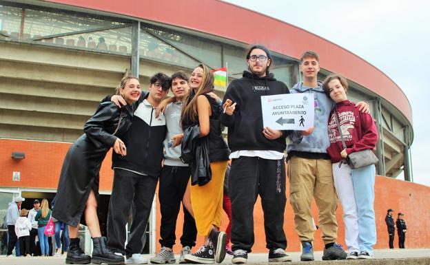 Nora, Marcos, José, Andrea, Alfredo, Juan y su prima, a la salida de las últimas vaquillas de las fiestas de San Mateo de Logroño. / D.M.A.