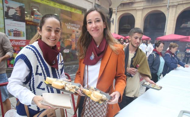 Dos riojanas posan contentas ya con sus pinchos en la mano. /Juan Marín