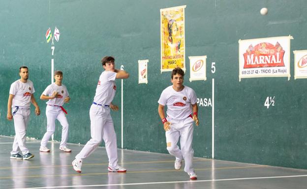 Martín golpea ante Vicente. Al fondo, Rey y Plaza. / S. TERCERO