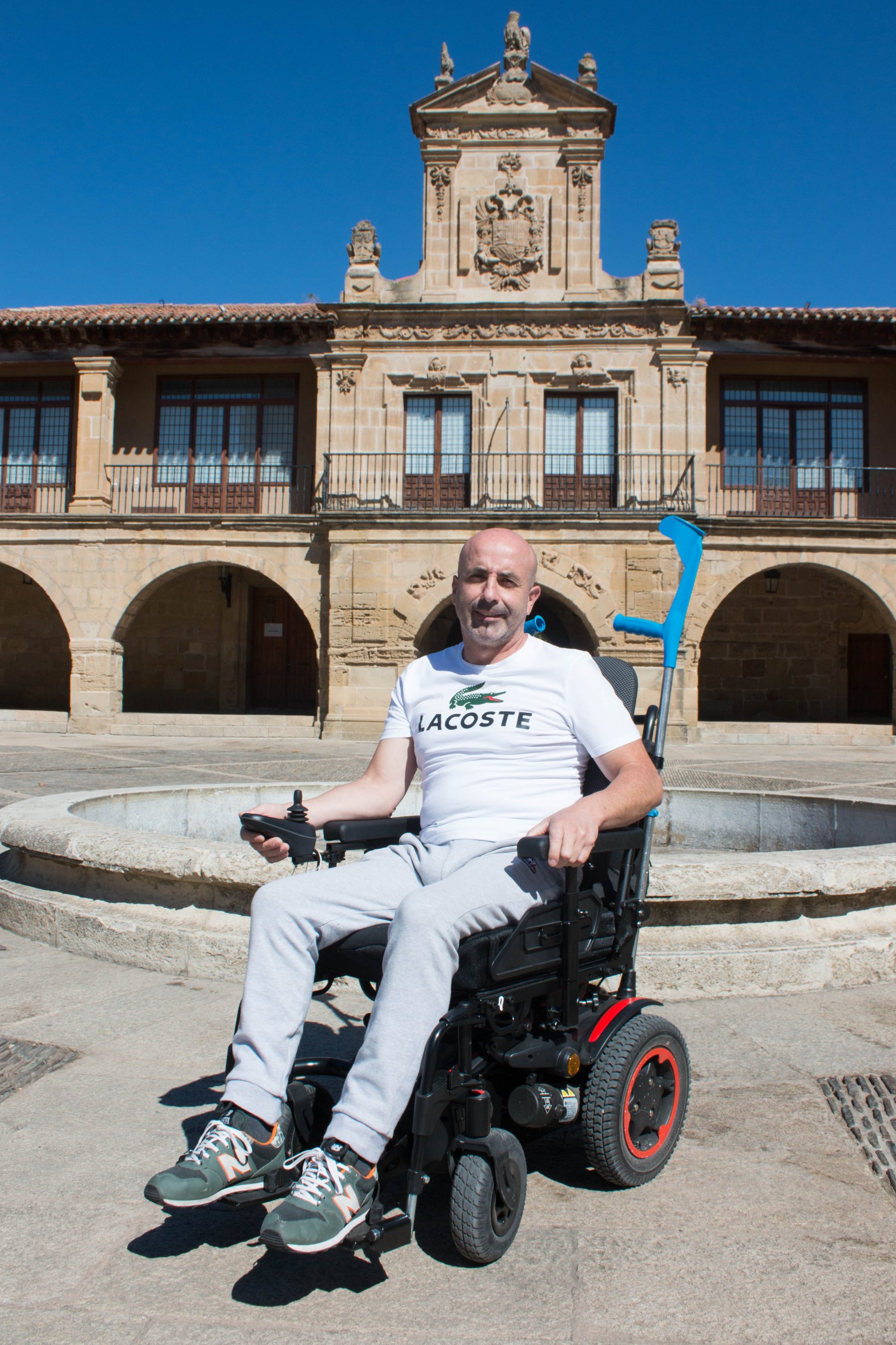 Francisco Riaño, en la plaza de España de Santo Domingo de la Calzada, ciudad en la que vive. / ALBO