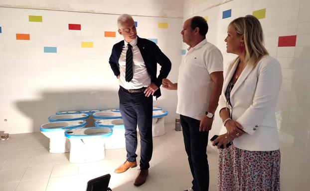 Visita del alcalde y la concejala delegada al San Pío X durante la pasada renovación de los aseos. / L. R.