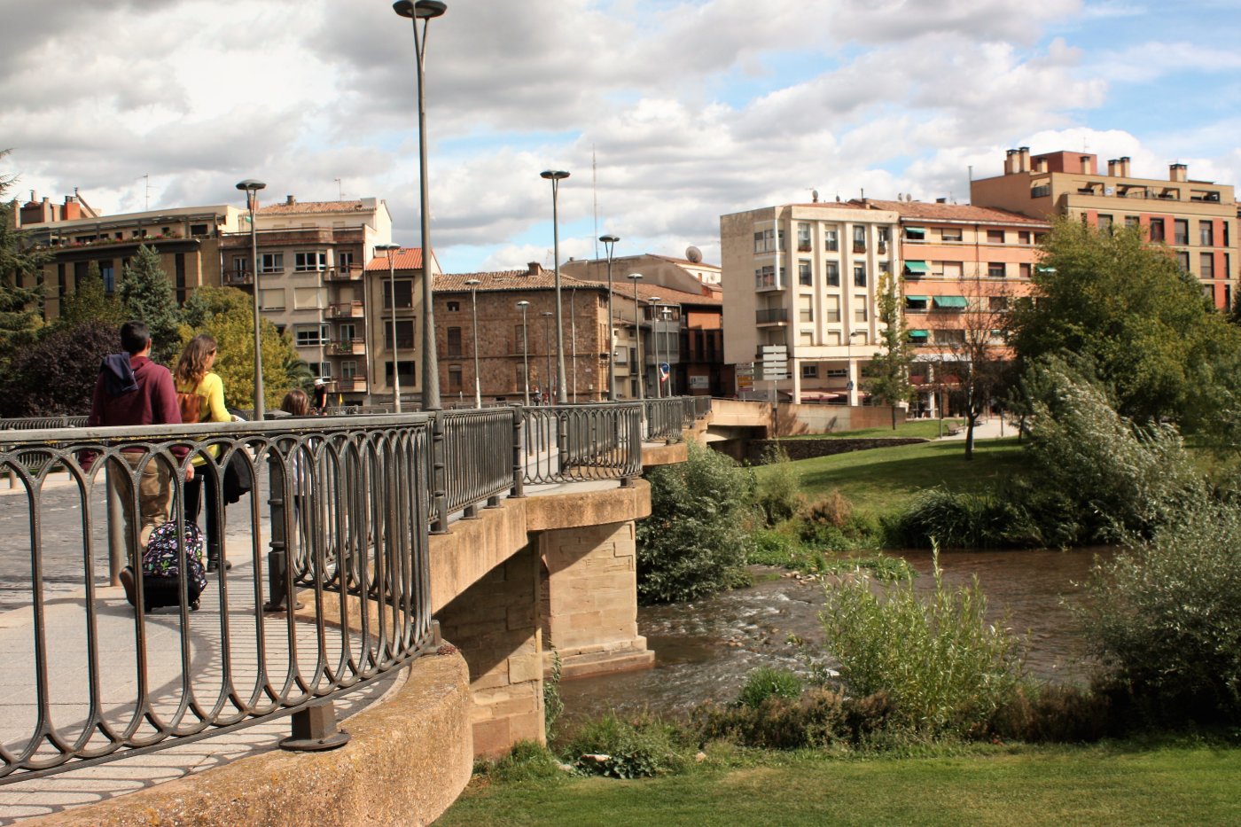 Con esta solución se habilitarán dos ojos más del puente de piedra para el paso del agua en caso de avenidas. / F. D.
