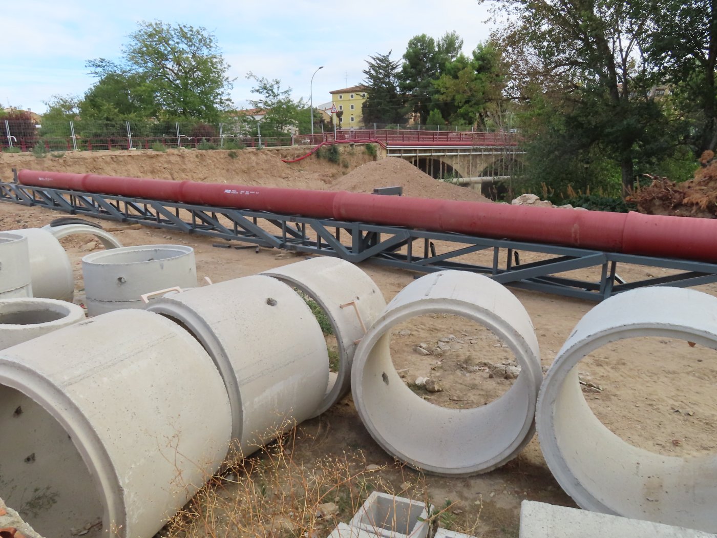 La estructura se colocará estos días a lo largo del puente. / E. P.