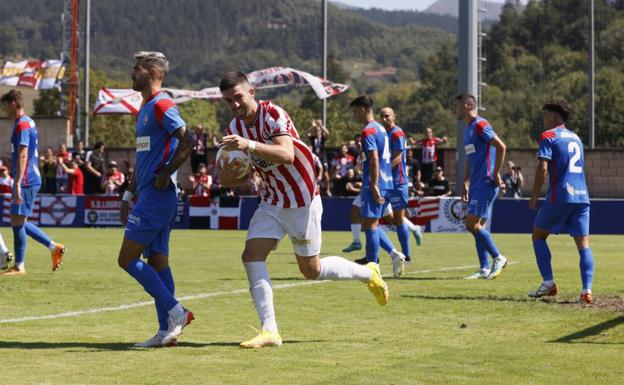 Iker Unzueta, tras anotar un gol en Urritxe. / MIREYA LÓPEZ