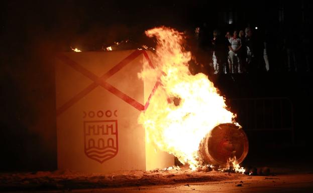 La cuba arde , señal de que San Mateo ha terminado. /JUSTO RODRÍGUEZ