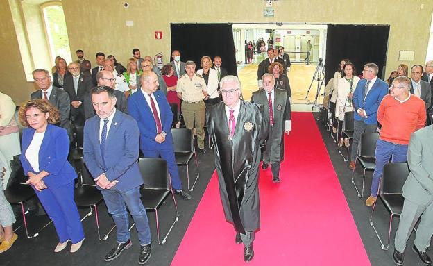 Javier Marca, en primer plano, minutos antes de comenzar ayer el acto de inauguración del año judicial en La Rioja. /JUAN MARÍN