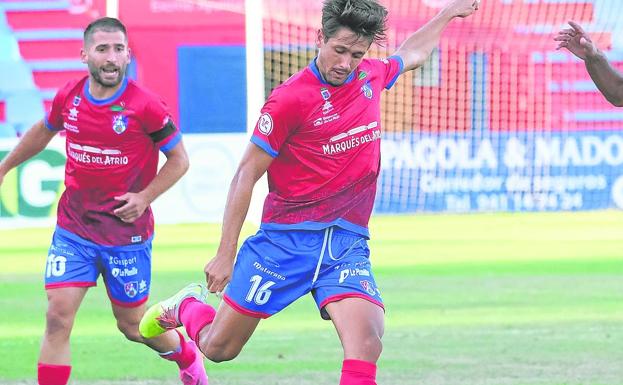 Pablo Santana a punto de golpear la pelota. /f.d.
