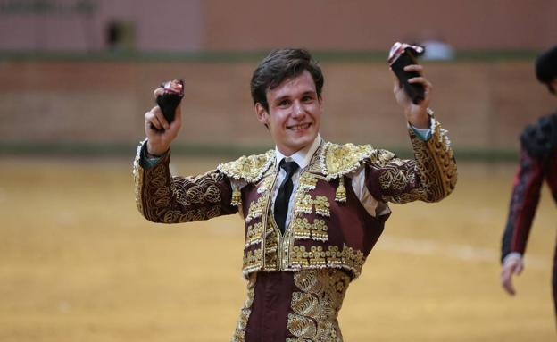 Fabio Jiménez muestra los dos trofeos. /SONIA TERCERO