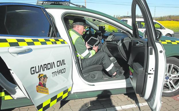 Un agente de la Guardia Civil de Tráfico controla los excesos de velocidad durante un control en una vía riojana. / D.U.
