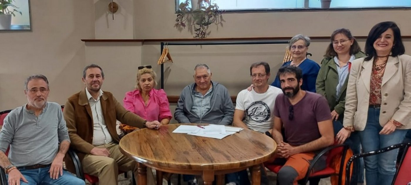 Amigos de la Historia entregaron las obras a Alfonso Ceballos. / C.C.