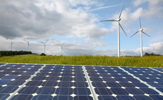 Parque solar, con aereogeneradores de fondo. / L.R.