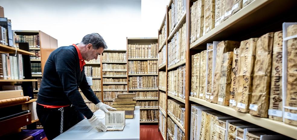 El director de la Biblioteca, Josu Rodríguez, en el fondo de libros antiguos. /FENANDO DÍAZ