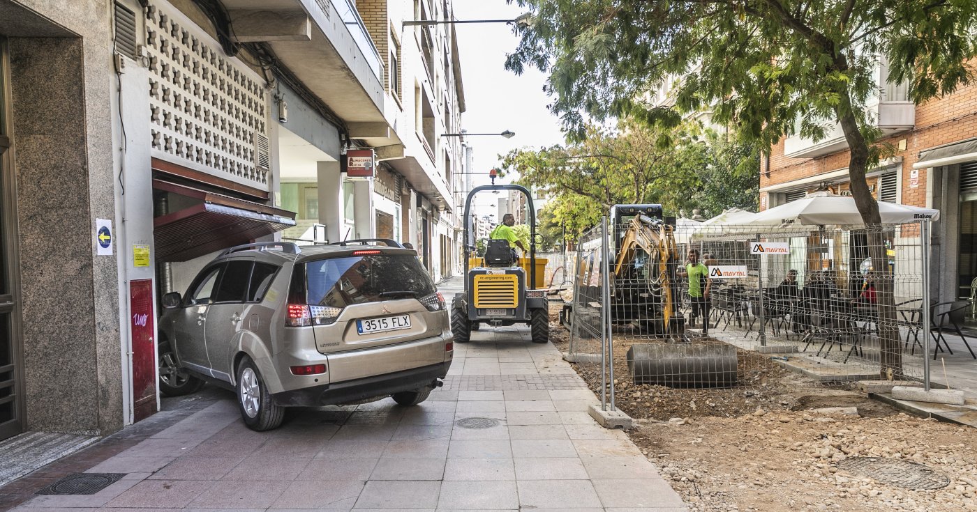 Acceso... de momento. Un vehículo entra en uno de los garajes de la zona de obras donde apareció el anuncio. /JUSTO RODRÍGUEZ