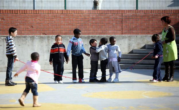 Un grupo de alumnos inmigrantes juega en el patio de un colegio. / L.R.