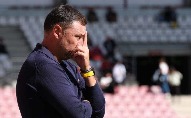 Raúl Llona, pensativo durante uno de los partidos que la SD Logroñés ha disputado en Las Gaunas. / FERNANDO DÍAZ