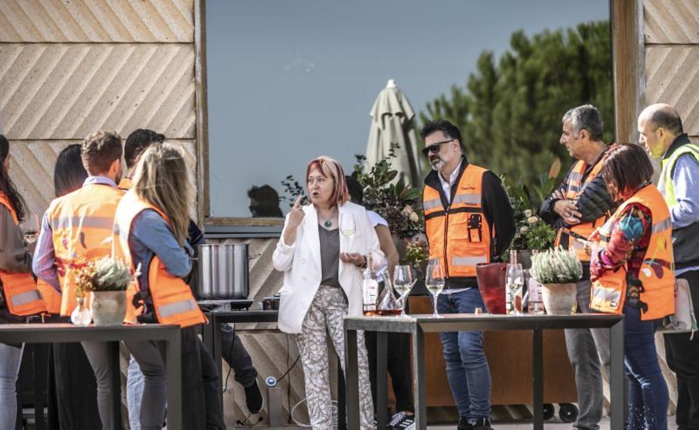 Xxx. Elena Adell, en un momento de la visita a Bodegas Campo Viejo. / FIRMA JUSTO RODRÍGUEZ