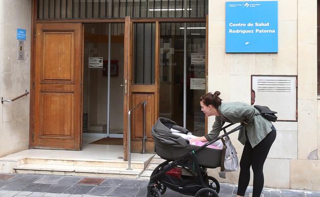 Entrada al centro de salud de Rodríguez Paterna, ayer, en la segunda semana sin consulta de Pediatría por la falta de profesionales. / JUAN MARÍN