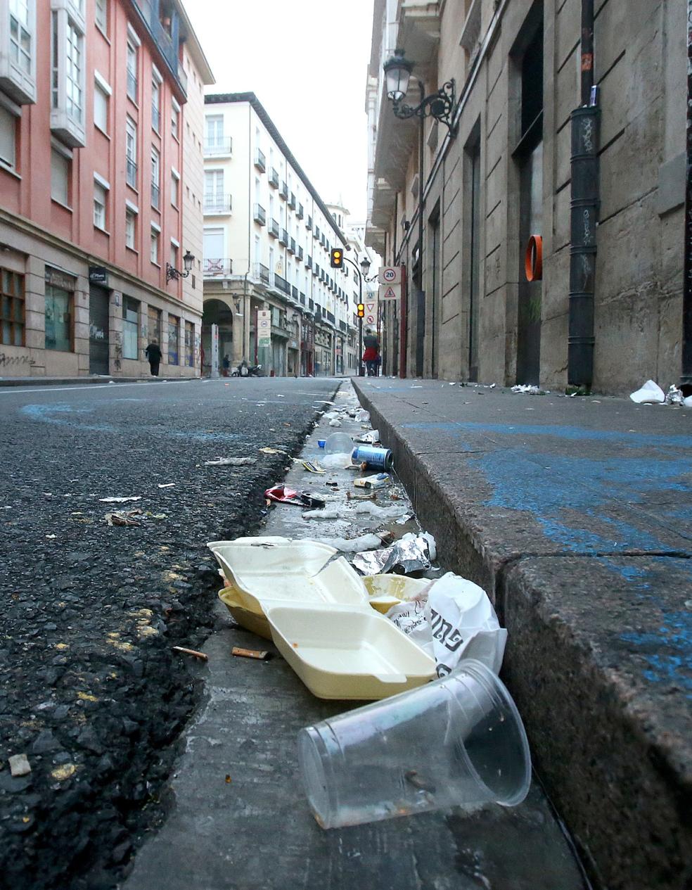 Basura en pleno centro tras la madrugada del miércoles. / JUAN MARÍN