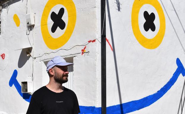 Doctor Oy, con su obra en el barrio de bodegas. / SANDA