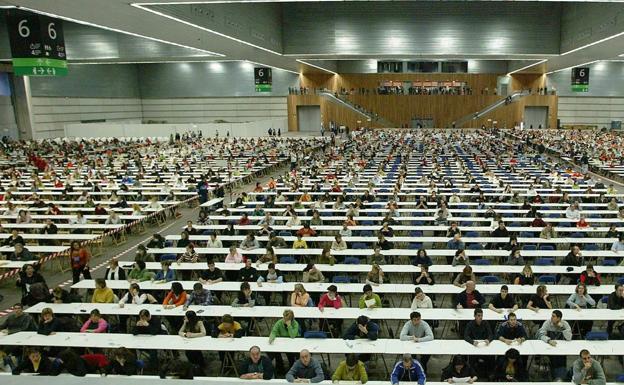 Aspirantes a funcionarios, durante un examen de oposición. / B. CORRAL