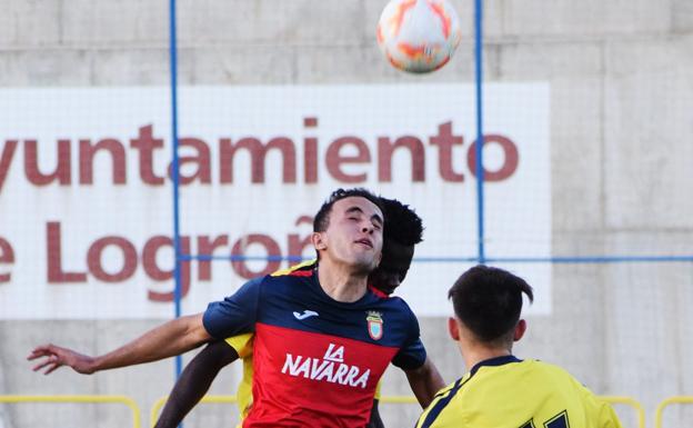 Camilo y Ousmane intentan cabecear el esférico. / MIGUEL HERREROS
