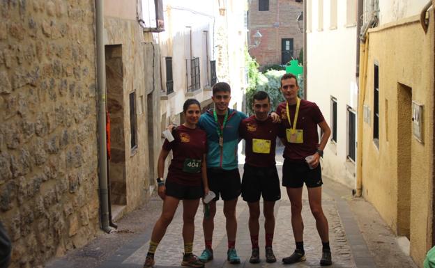 Los ezcarayenses del Necutia Team Claudia Marugán, Juan Pérez, Ángel Marugán y Alain Santamaría posan en la calle Pedro Sagasta. / D.M.A.