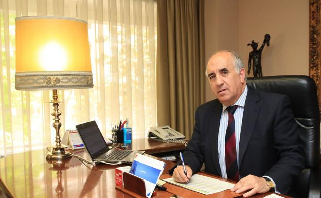 Ollero, en su despacho cuando era director territorial de Ibercaja. / FERNANDO DÍAZ