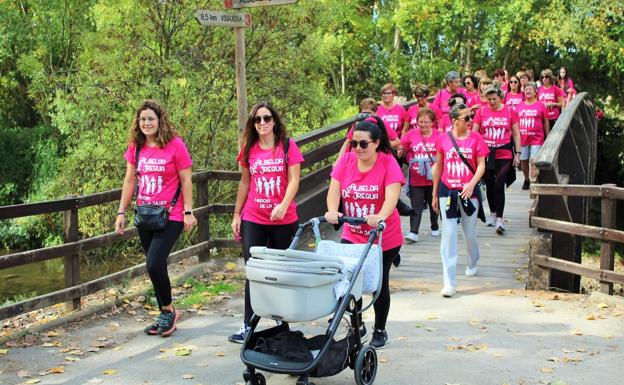 Cientos de mujeres recorrieron la ribera del Iregua durante la VIII Marcha de la Mujer de Albelda. / D. M.