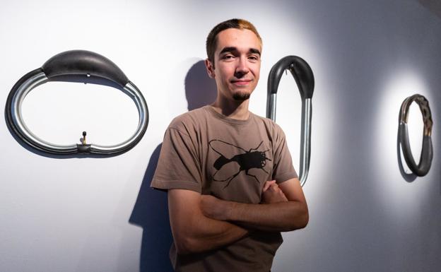 Pablo Apellániz entre dos piezas de su exposición. / SONIA TERCERO
